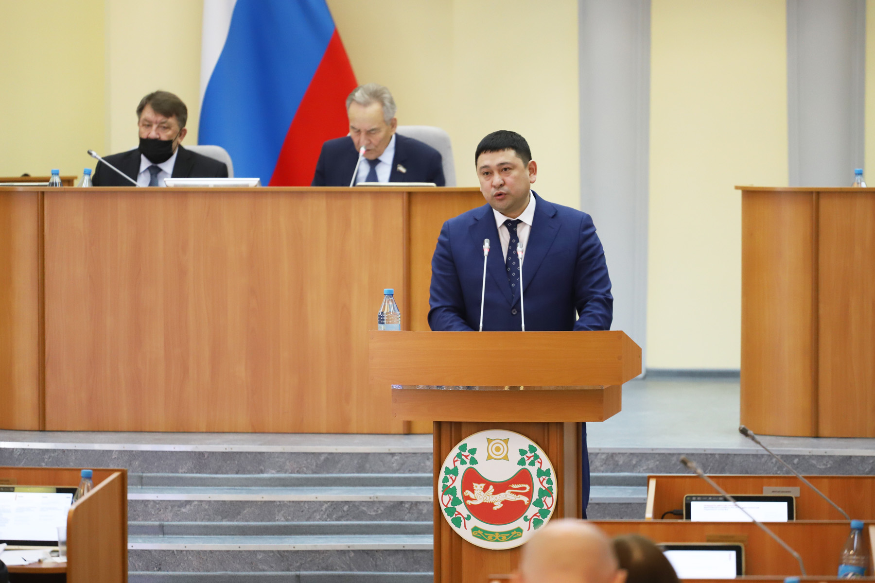 С докладом на "правительственном часе" выступил министр национальной и территориальной политики Республики Хакасия Михаил Побызаков.